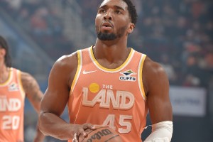 开云网址-米切尔45+4+4+5三分！骑士逆转双杀魔术夺4连胜 班凯罗37+10